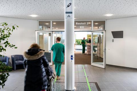 Mit Klebeband sind die Wege im Impfzentrum Bensheim vorgegeben. Fotos: Sascha Lotz