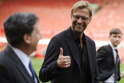 Jetzt rettet Jürgen Klopp mit erhobenem Daumen erstmal Liverpool. Kaum ist er an der Anfield Road angekommen, spekulieren schon einige über den künftigen "Retter von Dortmund". Foto: dpa