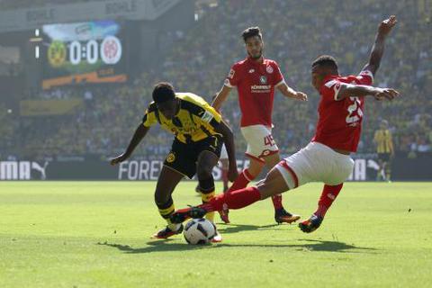 Ousmane Dembele (l) und Karim Onisiwo kämpfen beim Spiel in Dortmund um den Ball. Archivfoto: dpa