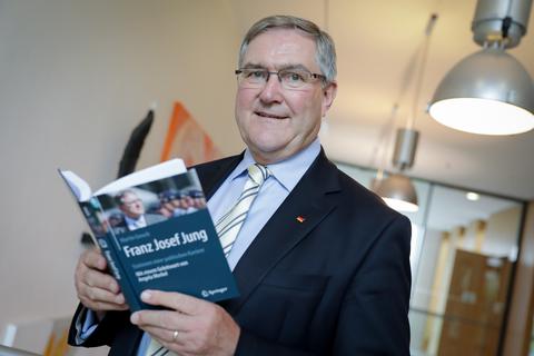 Ex-Verteidigungsminister Franz Josef Jung (CDU) präsentiert sein Buch mit dem Titel "Franz Josef Jung“. Foto: dpa