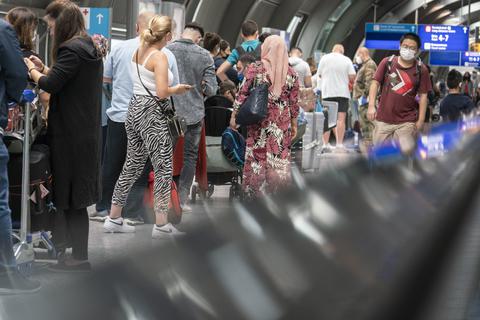 Passagiere warten am Frankfurter Flughafen auf einen kostenlosen Corona-Test. Wegen steigender Corona-Zahlen hat die Bundesregierung die Reisewarnung für mehr als 160 Länder bis Mitte September verlängert.  Archivfoto: dpa