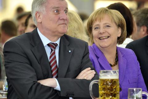 Der bayerische Ministerpräsident Horst Seehofer und Bundeskanzlerin Angela Merkel. Archivfoto: dpa