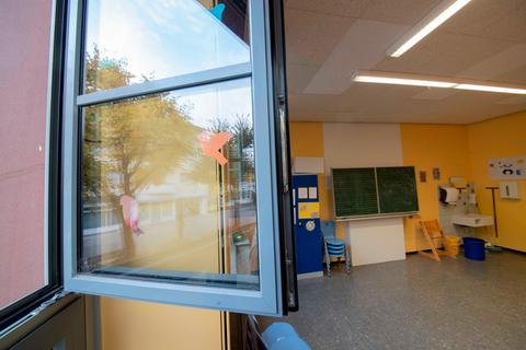 Nicht in allen Klassenräumen können die Fenster geöffnet werden. Der Kreistag findet, dass dann Luftreinigungsgeräte nötig sind. Archivfoto: Thorsten Gutschalk 