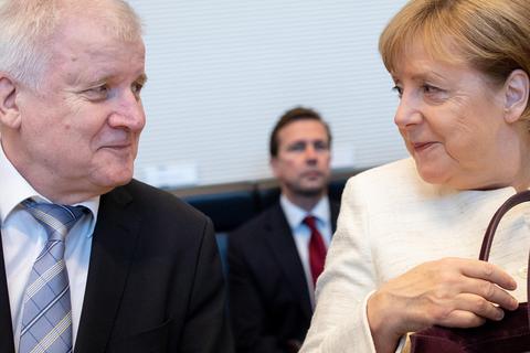 Er macht der Kanzlerin den Horst: Innenminister Seehofer und Kanzlerin Merkel vor der Sitzung der CDU/CSU-Fraktion im Bundestag in dieser Woche. Foto: Kay Nietfeld / dpa