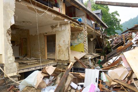 Ahrbrück (Rheinland-Pfalz): Ein Haus wurde durch die Flut und durch den zurückgebliebenen Schlamm zerstört.  Foto: dpa
