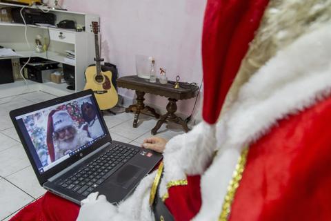 Klassische Weihnachtsfeiern werden dieses Jahr nicht stattfinden können. Doch es gibt digitale Alternativen. picture alliance/dpa/AP | Carla Carniel