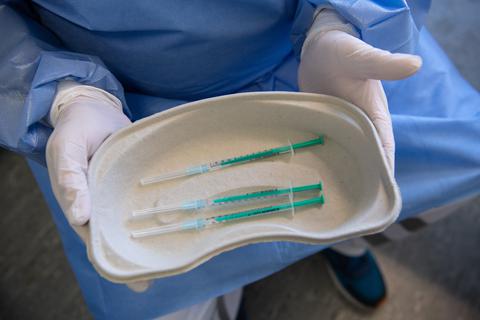 Biontech und Pfizer wollen möglichst bald mit einer Auffrischungsimpfung gegen Corona starten. Das kritisiert die WHO. Foto: dpa