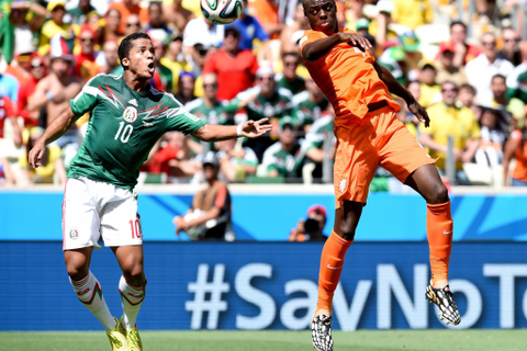 Mexikos Giovani Dos Santos im Kopfballduell mit Bruno Martins Indi - der eine ist im Viertelfinale, der andere nicht. Foto: dpa