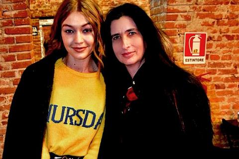 Backstage mit Gigi Hadid (links) im Keller. Foto: Anja Kossiwakis