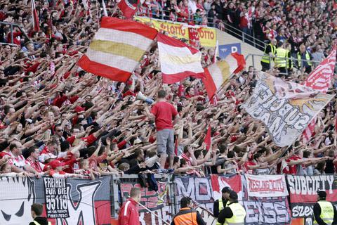 Mainzer Fans unterstützen ihr Team. Archivfoto: Harald Kaster