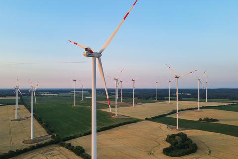 Brandenburg, Jacobsdorf: Windenergieanlagen im Windpark Odervorland im Landkreis Oder-Spree in Ostbrandenburg. Die Europäische Union hat sich verpflichtet, 2050 klimaneutral zu sein.  Foto: dpa