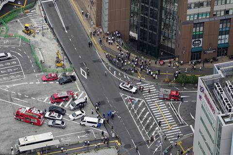 Die Luftaufnahme zeigt den Ort, an dem auf Japans ehemaligen Premierminister Shinzo Abe geschossen wurde.  Foto: picture alliance/dpa/Kyodo News/AP | Uncredited