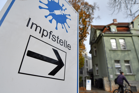 Thüringen, Gotha: Ein Pfeil weist den Weg zur "Impfstelle". Die Corona-Inzidenz in Thüringen ist erneut stark angestiegen. Am 5. November lag die Zahl der wöchentlichen Neuansteckungen je 100.000 Einwohner bei 386,9, wie das Robert Koch-Institut (RKI) mitteilte. Damit ist Thüringen weiter das Bundesland mit der höchsten Sieben-Tage-Inzidenz. Bundesweit lag die Zahl bei 169,9.  Foto: Martin Schutt/dpa-Zentralbild/dpa