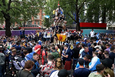 Schottische Fans feiern am 18. Juni auf dem Leicester Square in London. Für das Spiel gegen England wurden den Schotten 2000 Tickets zugeteilt. 30.000 reisten an. Foto: dpa