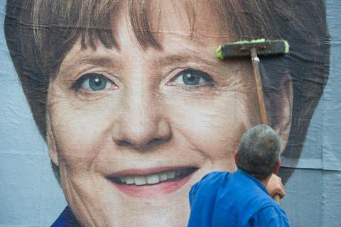 Angela Merkel - faltig ist das Plakat - frisch sind ihre Ideen. Foto: dpa