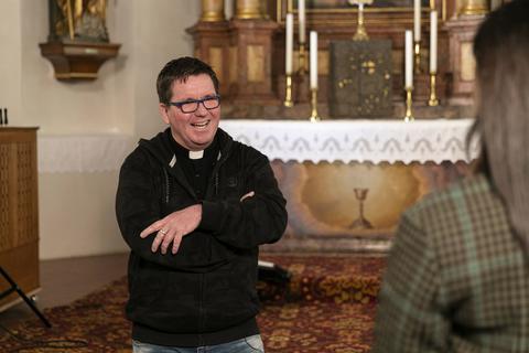 Papa werden, ohne Windeln wechseln und ohne Sex: Marcus Schmuck lebt für einen katholischen Geistlichen ein außergewöhnliches Leben. Foto: Perlita Braquet