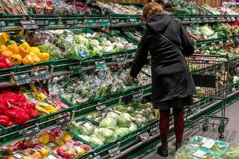 Obst- und Gemüseregale in einem Supermarkt.  Symbolfoto: dpa