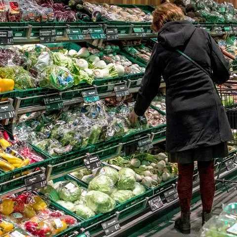 Obst- und Gemüseregale in einem Supermarkt.
