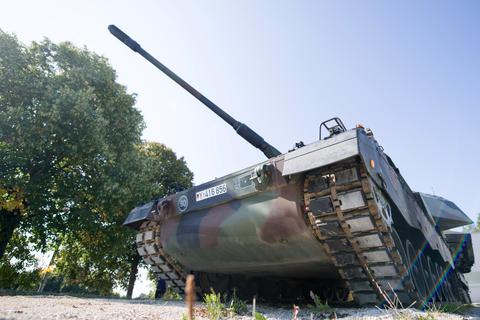 Eine Panzerhaubitze 2000 in einer deutschen Kaserne. Foto: dpa
