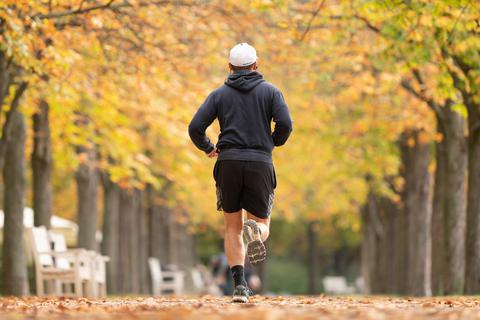 Laufen ist gesund. Während der Pandemie haben viele Menschen angefangen zu joggen, aber auch das Walken steht weiterhin hoch im Kurs.