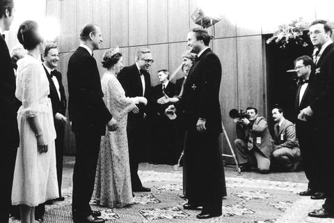 Queen Elizabeth II. und ihr Ehemann Prinz Philip 1978 beim Besuch der Mainzer Staatkanzlei. Archivfoto. Klaus Benz