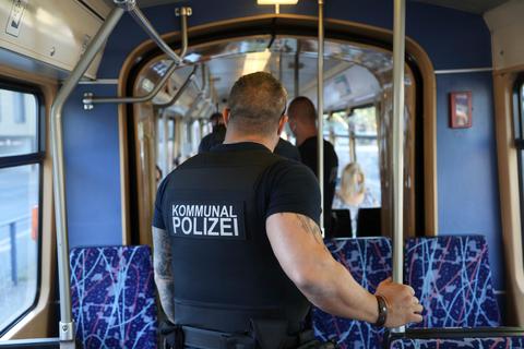 Täglich ist die Kommunalpolizei in Bahnen und Bussen unterwegs, um die Einhaltung der Maskenpflicht zu kontrollieren.  Foto: Guido Schiek 