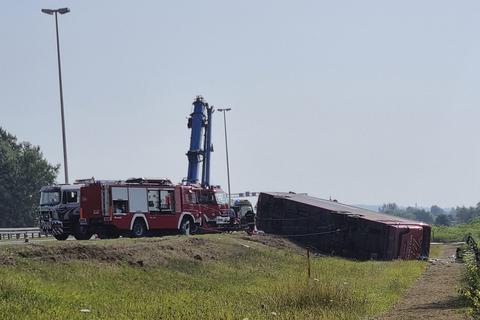 Rettungskräfte sind an der Stelle eines Busunfalls in der Nähe von Slavonski Brod im Einsatz. Bei einem Busunglück im kroatischen Slavonski Brod sind am Sonntag mindestens zehn Menschen ums Leben gekommen, 45 weitere wurden verletzt.  Foto: dpa