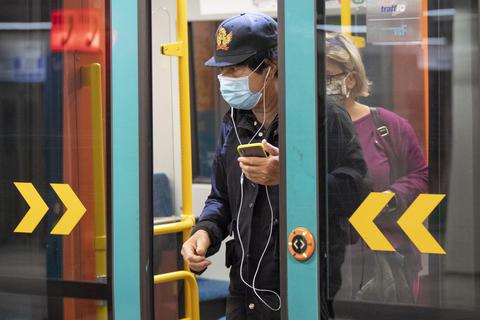 An die Maskenpflicht in Bussen und Bahnen sowie den Bahnhöfen hält sich mittlerweile der Großteil der Fahrgäste. Foto: dpa