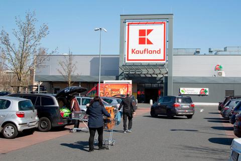 In der Rüsselsheimer Kaufland-Filiale darf derzeit nur eine begrenzte Anzahl von Kunden gleichzeitig einkaufen.  Foto: Vollformat/Volker Dziemballa 
