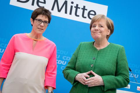 Bundeskanzlerin Angela Merkel (CDU) und Annegret Kramp-Karrenbauer, Saarlands Ministerpräsidentin (links, CDU). Archivfoto: dpa