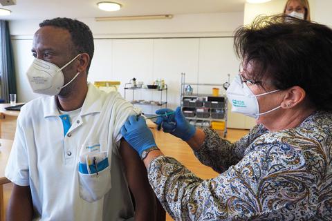 Ein Pfleger wird gegen das Coronavirus geimpft. Foto: dpa
