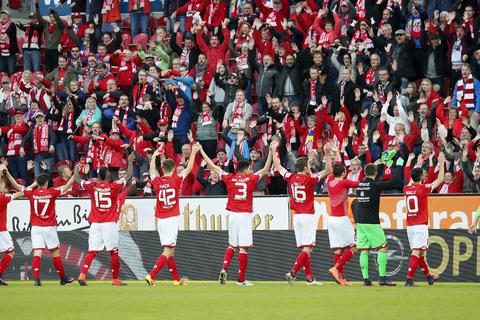 05-Fans feiern mit ihrem Team. Foto: Sascha Kopp