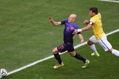 Nach 180 Sekunden irrt sich das Schiri-Gespann das erste Mal: Thiago Silva foult Robben deutlich VOR dem Strafraum. Foto: dpa