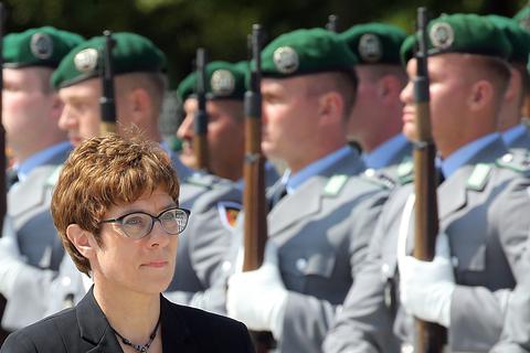 Annegret Kramp-Karrenbauer, Bundesvorsitzende der CDU und neue Verteidigungsministerin, geht bei ihrer Amtseinführung im Bundesverteidigungsministerium im Bendlerblock, an Soldaten vorbei. Foto: dpa