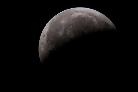 Nach der totalen Verdunklung wird der Mond wieder sichtbar. Herausragendes astronomisches Ereignis ist in diesem Monat zweifelsohne eine totale Mondfinsternis, die von Mitteleuropa zu beobachten ist. Foto: Boris Roessler/dpa