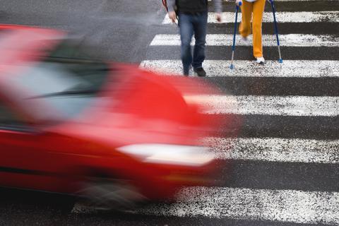 Ältere Fußgänger werden besonders oft Opfer von Unfällen im Straßenverkehr. Bei Zusammenstößen mit Autos können schon geringe Geschwindigkeiten fatale Folgen haben.  Foto: Václav Mach/stock.adobe