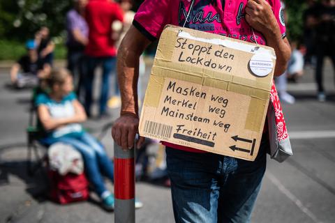Ein Teilnehmer einer Querdenker-Demo in Stuttgart. Foto: dpa