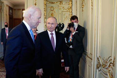 Joe Biden (li.), Präsident der USA, und Wladimir Putin, Präsident von Russland, gehen während ihres Treffens in der "Villa la Grange" nebeneinander in einen Saal. Foto: Mikhail Metzel/Pool Sputnik Kremlin/AP/dpa 