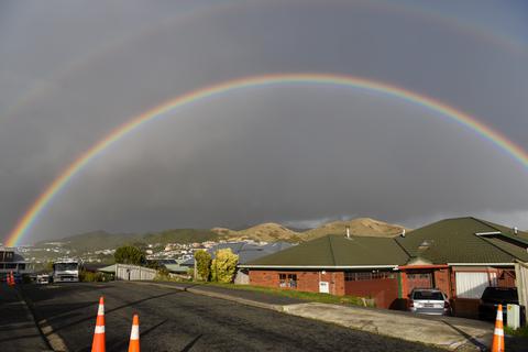 Neuseeland, Wellington: Ein doppelter Regenbogen erscheint am Himmel über der neuseeländischen Hauptstadt. Das kleine Land hat die Coronakrise für "vorerst beendet" erklärt. Foto: Guo Lei/XinHua/dpa
