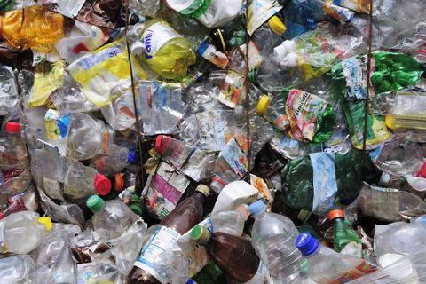 Plastikflaschen auf einem Recyclinghof. Foto: epd