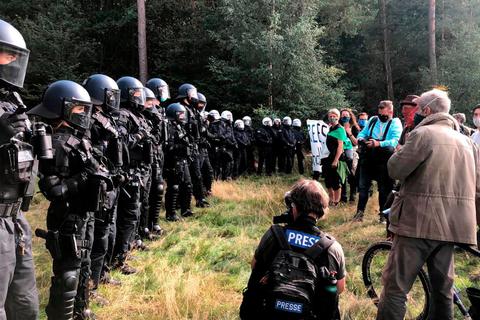 Am Rande des Herrenwalds stehen sich Polizei und Demonstranten gegenüber. Foto: Andreas Ungermann 