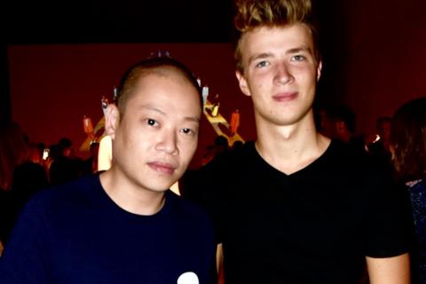 Sander mit Boss-Designer Jason Wu. Foto: Anja Kossiwakis