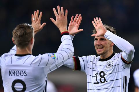 Toni Kroos und Leon Goretzka jubeln über das 4:0 gegen Weißrussland. Foto: dpa