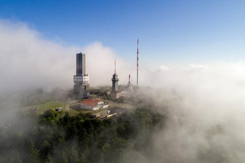 Die Funktürme des Großen Feldbergs im Taunus ragen aus einem Wolkenmeer. Archivfoto: Jan Eifert