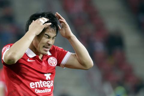 Gescheitert: Shinji Okazaki ärgert sich über die vergebene Chance. Mit einem 2:0 wäre das Spiel gegen Freiburg (2:2) sicherlich anders gelaufen. Foto: Sascha Kopp