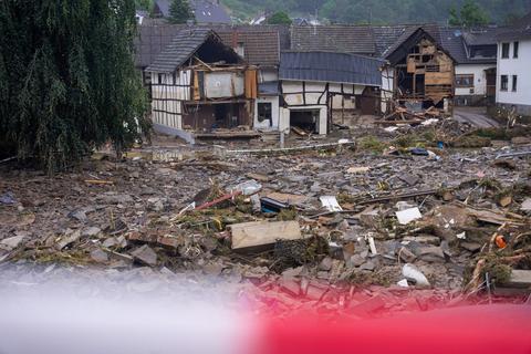 Trümmer liegen in der Gemeinde Schuld (Rheinland-Pfalz) am Tag nach der Hochwasserkatastrophe. Starkregen führte zu extremen Überschwemmungen.  Foto: dpa