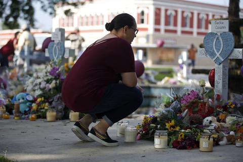 Trauer nach dem Massaker an einer Grundschule im texanischen Uvalde. Foto: dpa/Dario Lopez-Mills