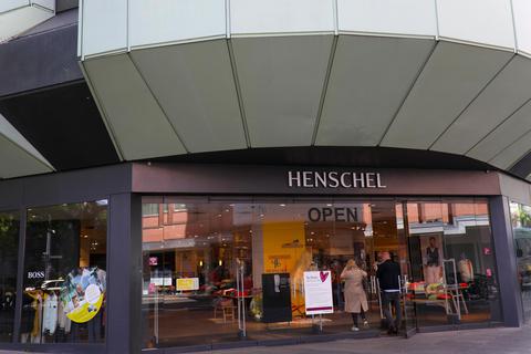 Von weniger Kunden, die aber mehr kaufen ist beim Modehaus Henschel die Rede. Foto: Guido Schiek 