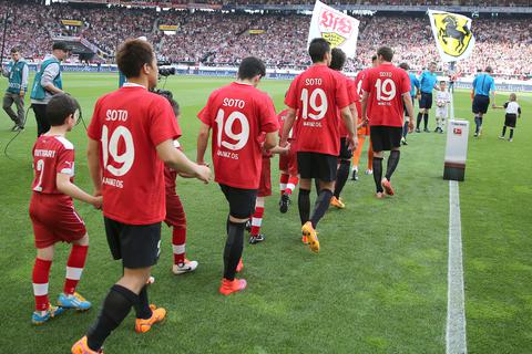 In Gedanken an den schwer verletzten Elkin Soto sind die 05-Spieler im Mai 2015 mit einem T-Shirt und der Rückennummer "19" aufgelaufen. Archivfoto: rscp/René Vigneron