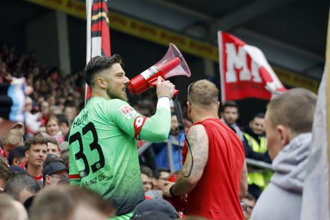 Jannik Huth lässt sich un die Mannschaft auf dem 05er-Zaun feiern. Eine Szene wie gegen Hertha BSC wünschen sich die Fans auch nach dem Duell mit Borussia Mönchengladbach. Foto: Harald Kaster